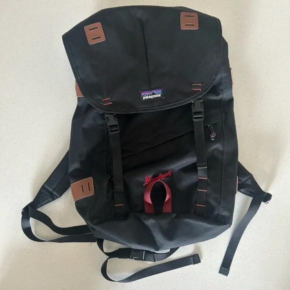 Patagonia Leinenkugel’s Arbor Pack Black Backpack with Brown Accents - Picture 1 of 7